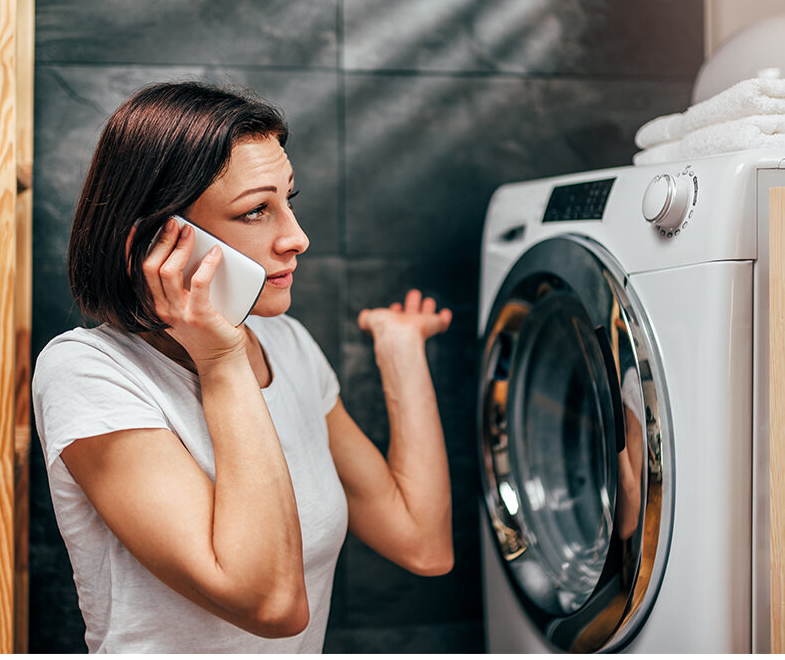 Técnico atendiendo lavadora